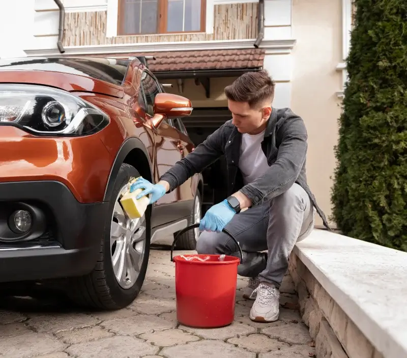 Lavage auto à domicile Eccica-Suarella : professionnel intervenant sur un véhicule